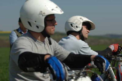 duoaufmopedmithelm