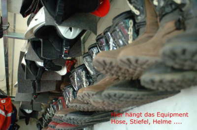 equipmentstiefelhelmehoseimanhaenger